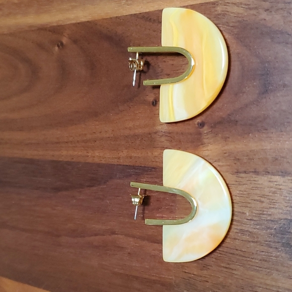 Banana Republic earrings. Gold toned with yellow resin - Picture 2 of 3